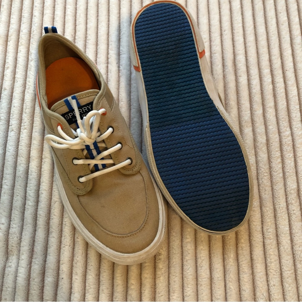 Adult Sperry Size 6.5 in men’s.